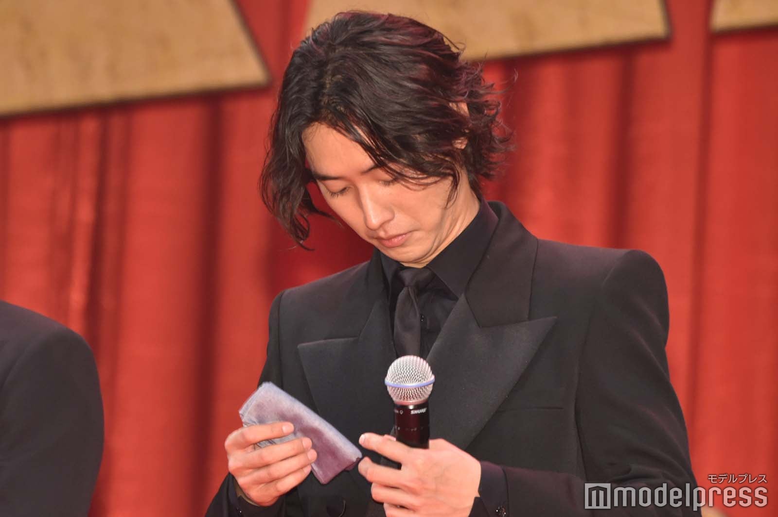 ハンカチを取り出す山崎賢人（C）モデルプレス