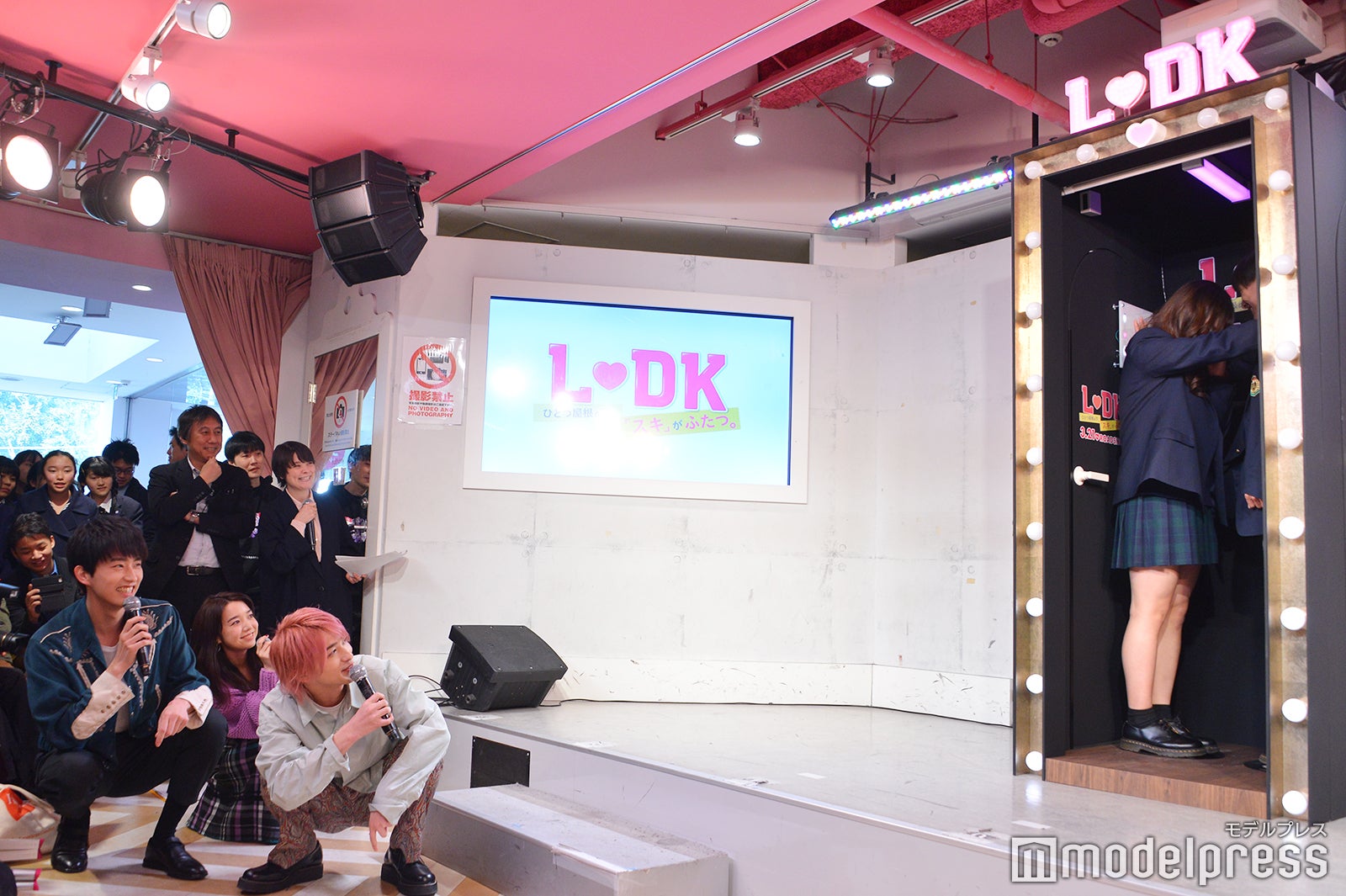 高校生カップルの壁ドンを笑顔で見守る（左から）杉野遥亮、上白石萌音、横浜流星（C）モデルプレス