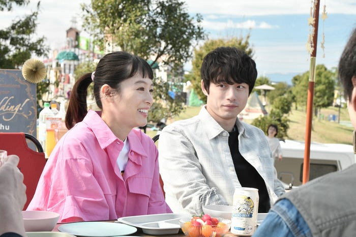 清野菜名、坂口健太郎/「婚姻届に判を捺しただけですが」第3話より(C)TBS