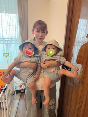 中川翔子、双子が見せた驚きの‟シンクロショット”を公開「同じポーズしてるの可愛すぎる」