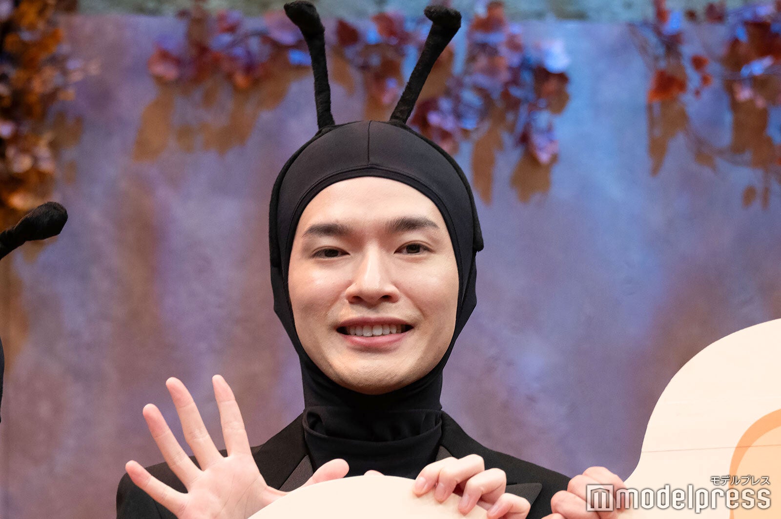 報道陣からの「目線ください！」という声かけ全てに「はーい！」と返事する深澤辰哉（C）モデルプレス