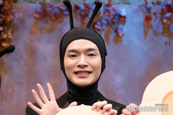 報道陣からの「目線ください!」という声かけ全てに「はーい!」と返事する深澤辰哉(C)モデルプレス