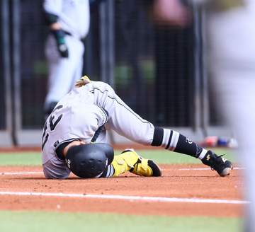 巨人・浦田が左手に死球 打席で倒れ悶絶 治療受け試合に復帰し場内に大きな拍手 バントの構えから内角球を避けきれず