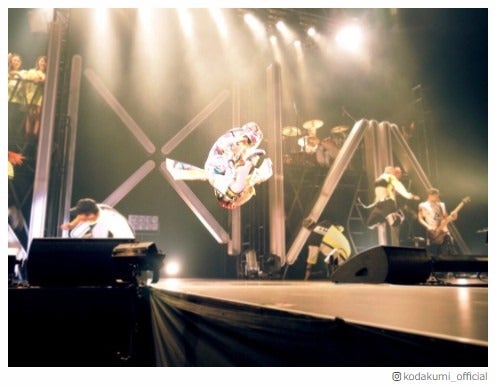 倖田來未、驚異のエビ反り写真に「ジャンプ力半端ない」の声