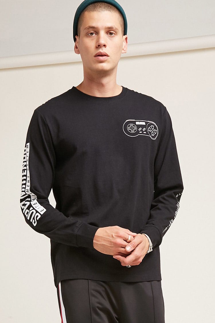 ロングスリーブロゴTシャツ着用（C）1990 Nintendo（C）1991 Nintendo（C）1992 Nintendo（C）1994 Nintendo-SUPER FAMICON is a trademark of Nintendo. 