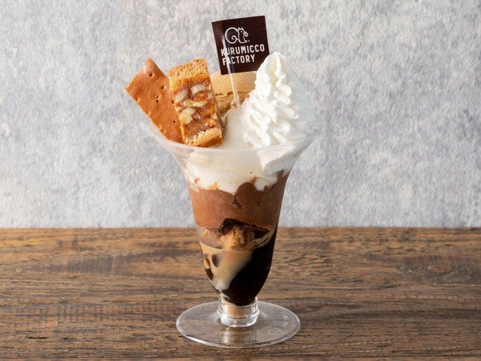 The Factory’s クルミッ子パフェ（店内 税込858円／テイクアウト 税込842円）（提供画像）