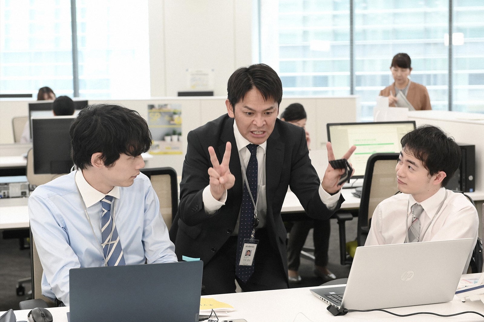 坂口健太郎、岡田圭右、森永悠希／「婚姻届に判を捺しただけですが」第4話より（C）TBS