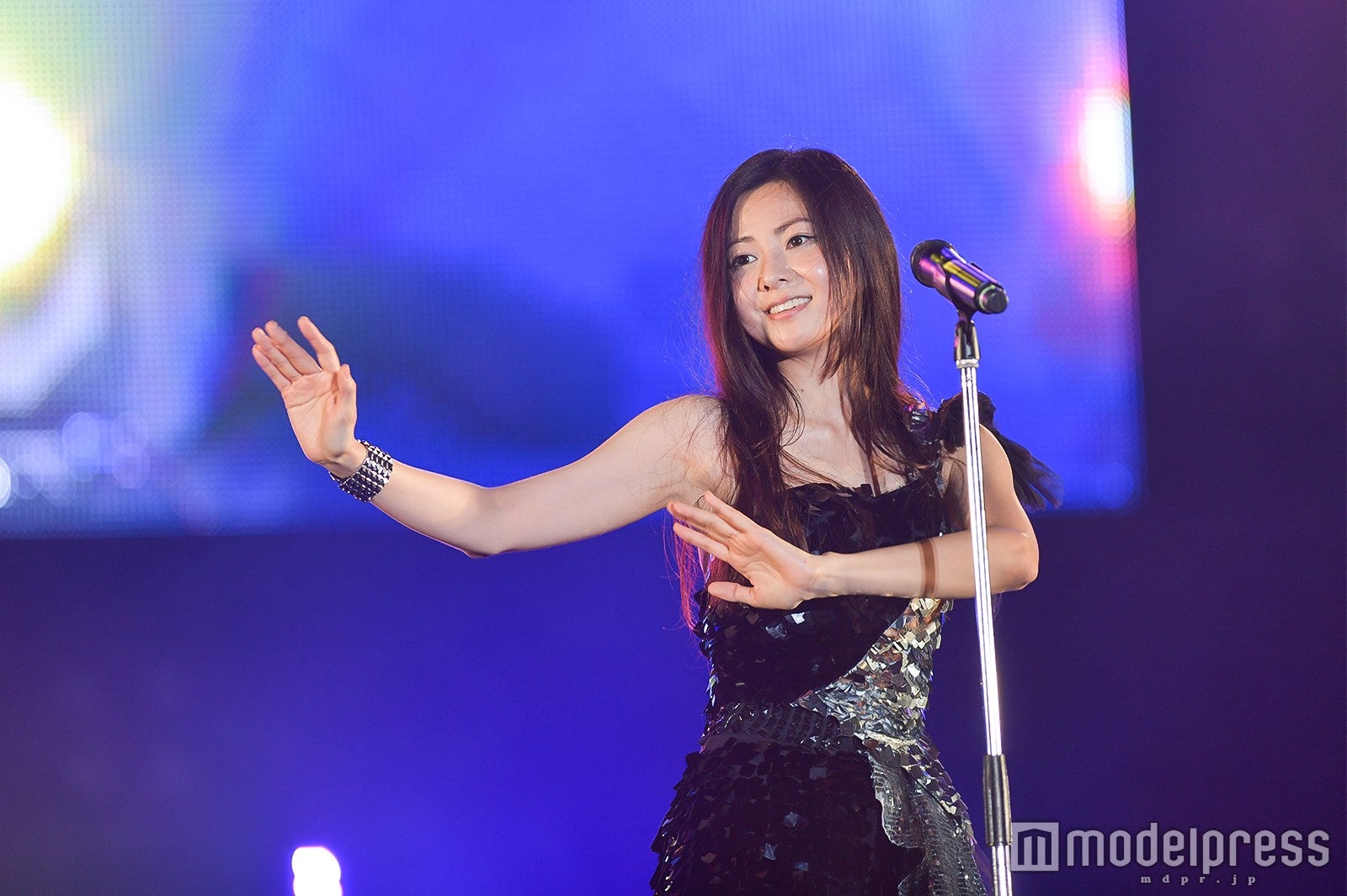 倉木麻衣、貫禄パフォーマンスに歓声止まず 多彩に魅せる＜MUSIC