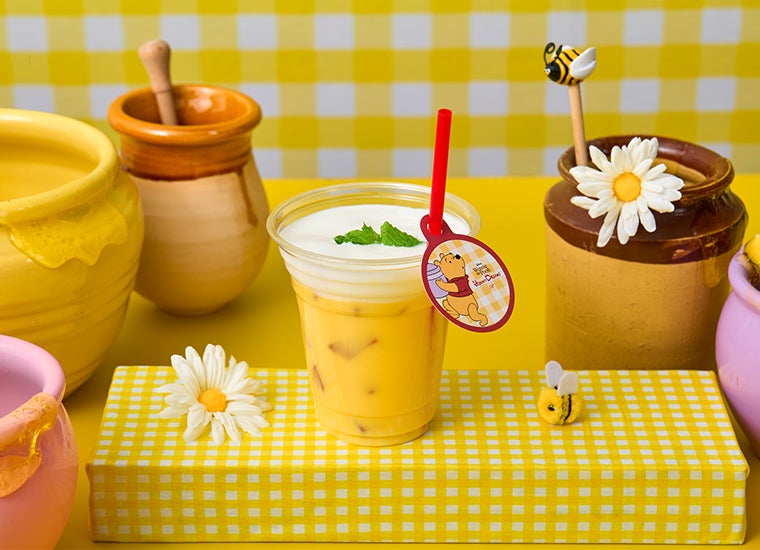 HUNNY風味のミルクヨーグルトラテ　税込990円（C）Disney. Based on the &quot;Winnie the Pooh&quot; works by A.A. Milne and E.H. Shepard.
