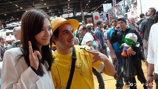 西内まりや(左)