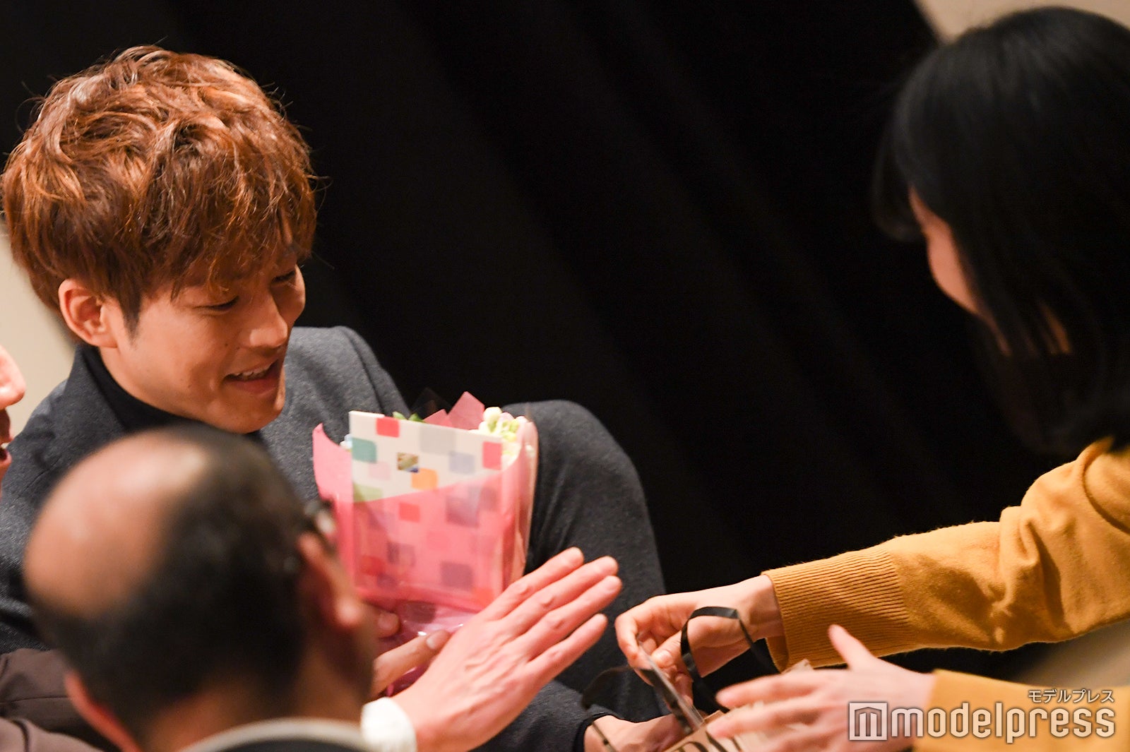 プレゼントを受け取る松坂桃李 （C）モデルプレス