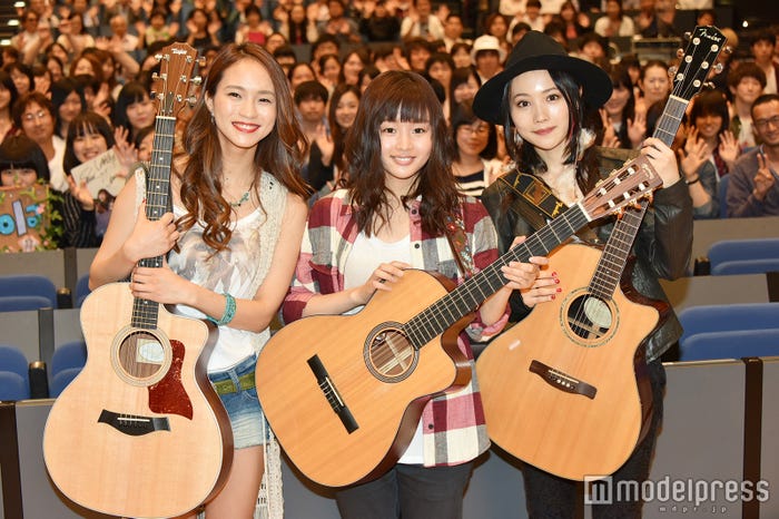 (左から)Leola、藤原さくら、新山詩織(C)モデルプレス