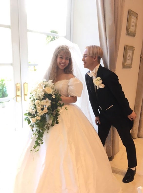 ぺこ 結婚式で誓いのキスに涙 りゅうちぇるからのサプライズとは モデルプレス