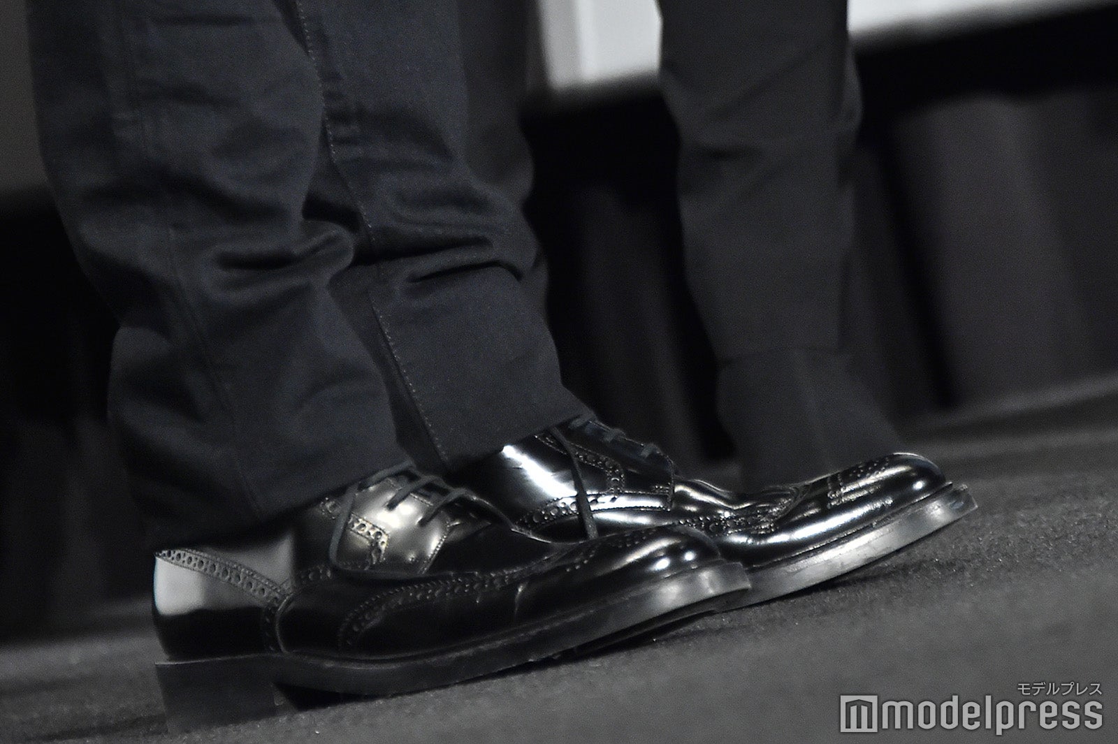 草なぎ剛、本日の足元 （C）モデルプレス