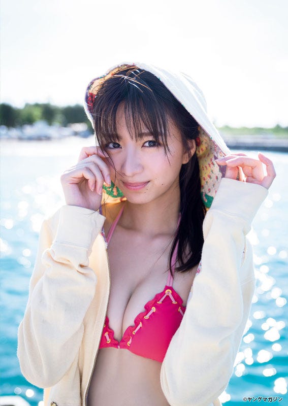 岡崎紗絵(C)佐藤佑一 /ヤングマガジン