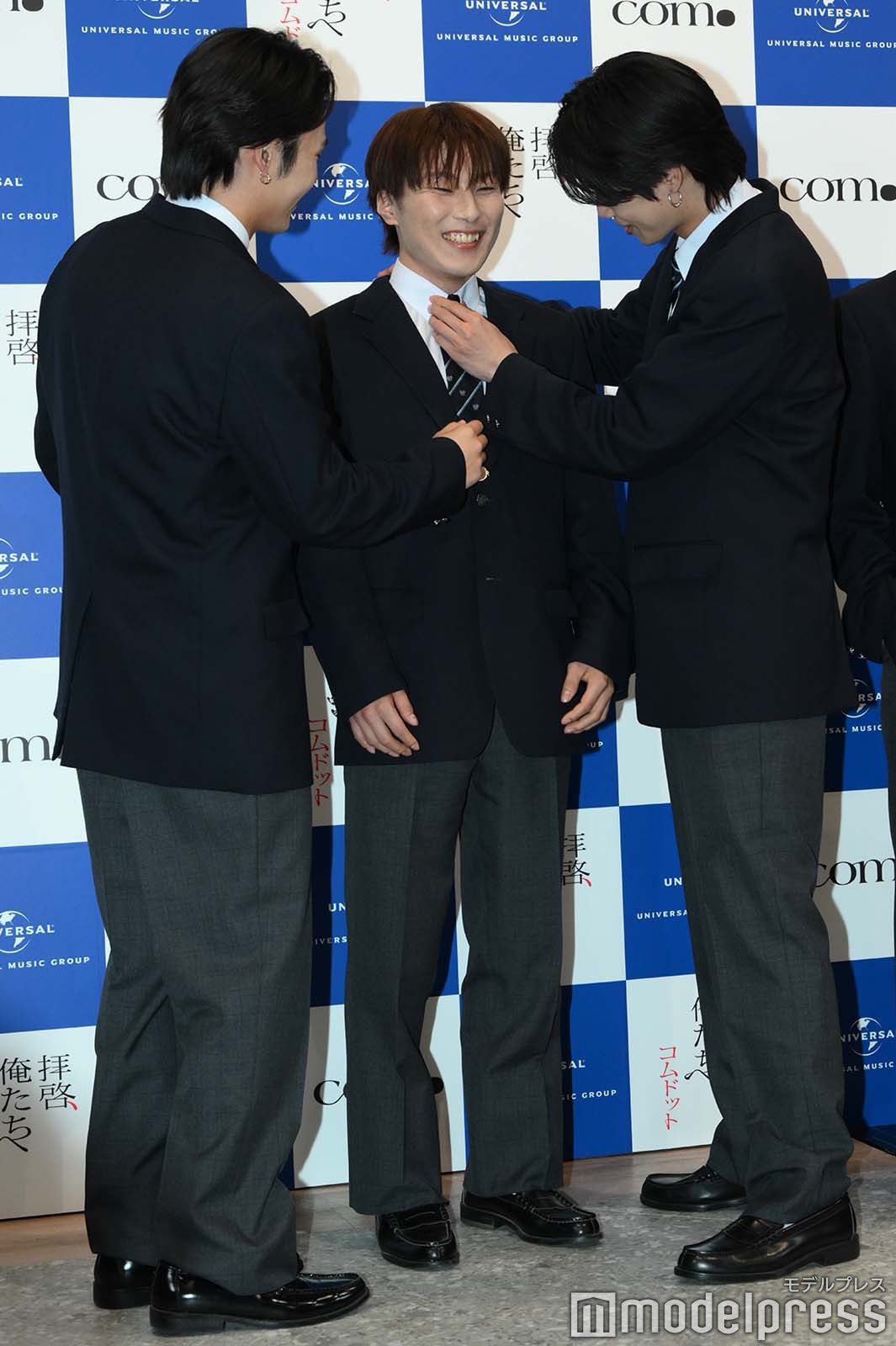 あむぎりのネクタイのズレを直すひゅうが、やまと（C）モデルプレス