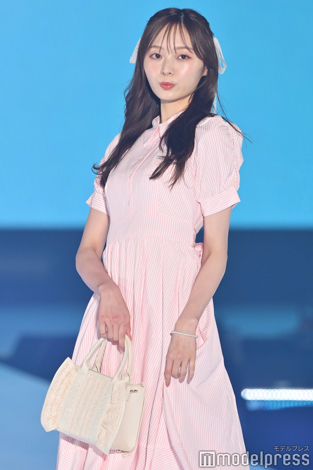 乃木坂46梅澤美波、春っぽピンクワンピでキュートに決める