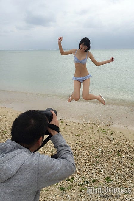 ビキニ姿ではじける笑顔(画像:所属事務所提供)