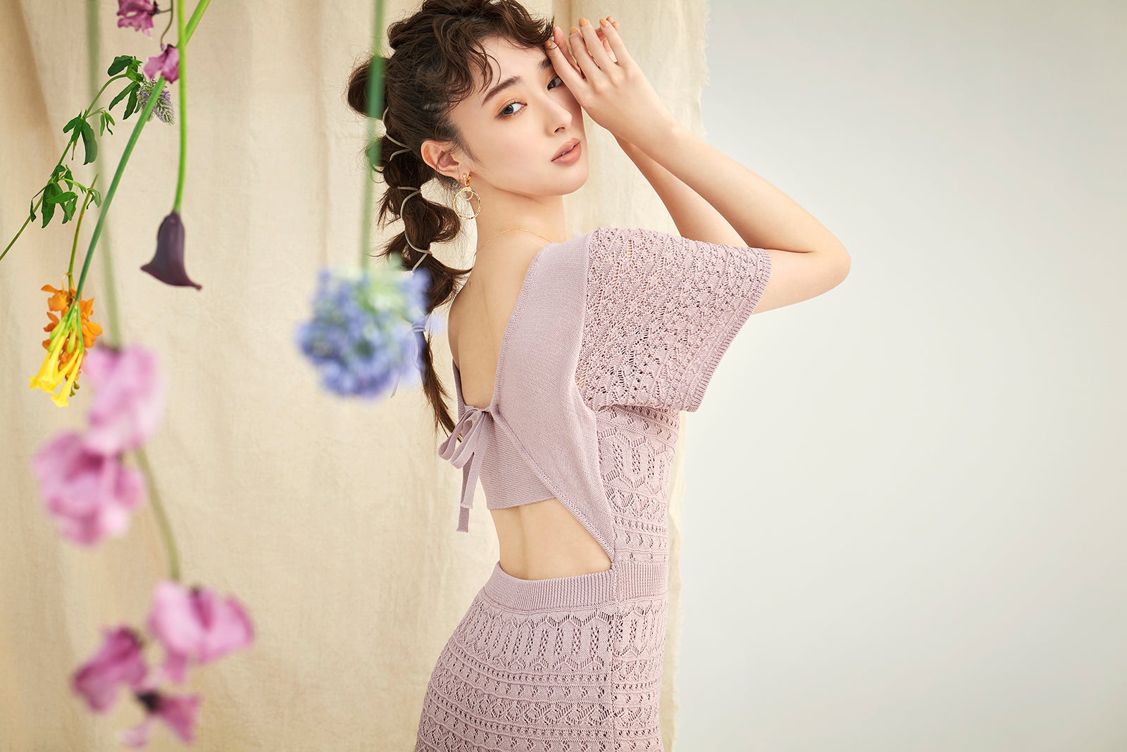 宮本茉由、美背中際立つ春コーデ 華麗な着こなし披露