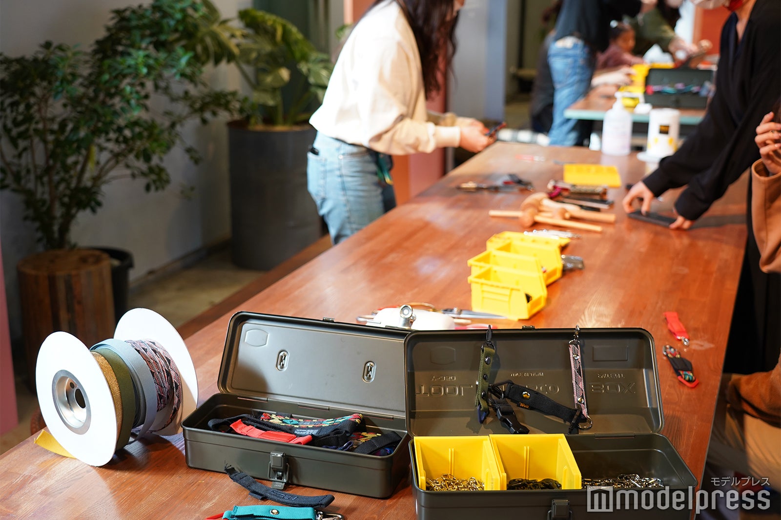 廃材ストラップを使ったオリジナルキーチェーンが作れるワークショップの様子（C）モデルプレス