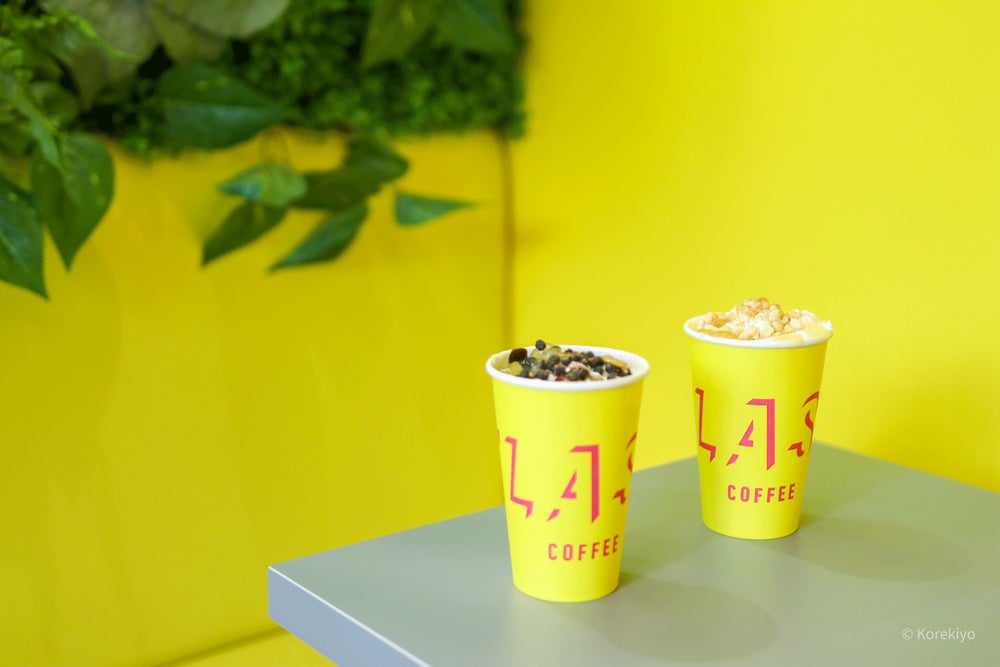 アップルパイ ラテ（ダーク／ホワイト）Sサイズ570円、Rサイズ630円（税込）／画像提供：Flash Coffee JP