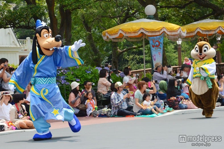 七夕衣装のグーフィー（左）とチップ（右）（2013年・東京ディズニーランドの七夕グリーティングより）