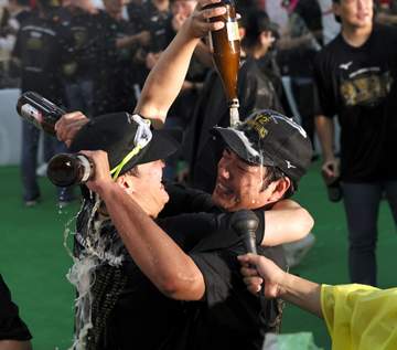 阪神 歓喜のビールかけで胸アツシーン 高橋遥人と伏見寅威が最高の笑顔で 球団史上初の連覇を語る上で欠かせない2人
