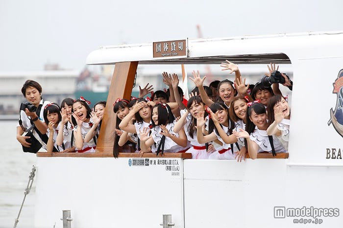 笑顔で手を振るNGT48(C)AKS