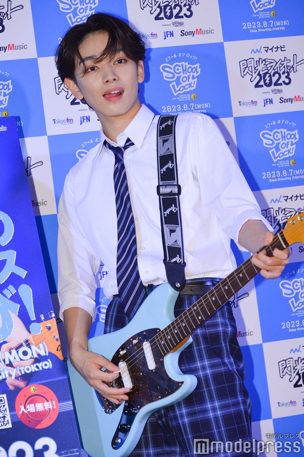 舌ペロでギターを奏でる宮世琉弥（C）モデルプレス