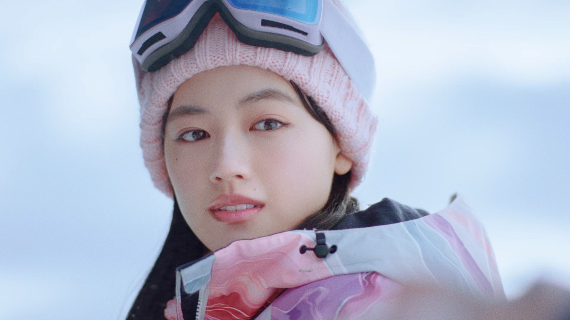 来期朝ドラヒロイン・上坂樹里「JR SKISKI」新CMでスキー初挑戦 先輩との“青い冬”描く