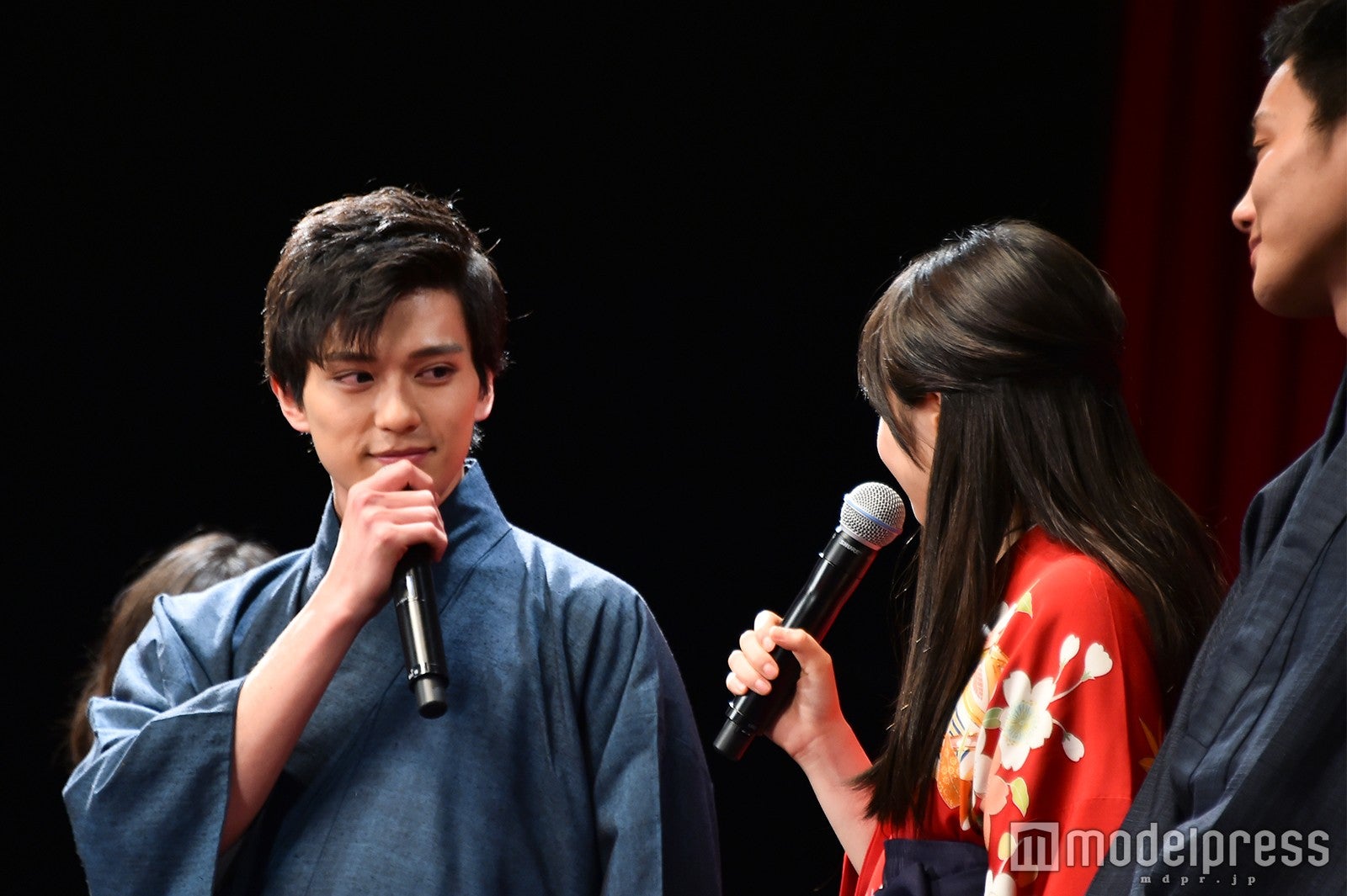 広瀬すずが新田真剣佑の回答を選び、微笑む新田真剣佑 （C）モデルプレス