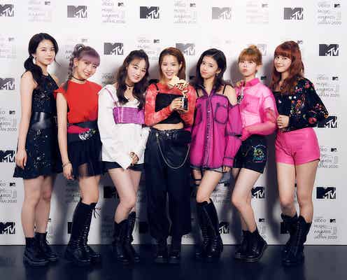 NiziU、最優秀ダンスビデオ賞受賞 ミイヒ・マヤの分も笑顔溢れるパフォーマンス<MTV VMAJ 2020>