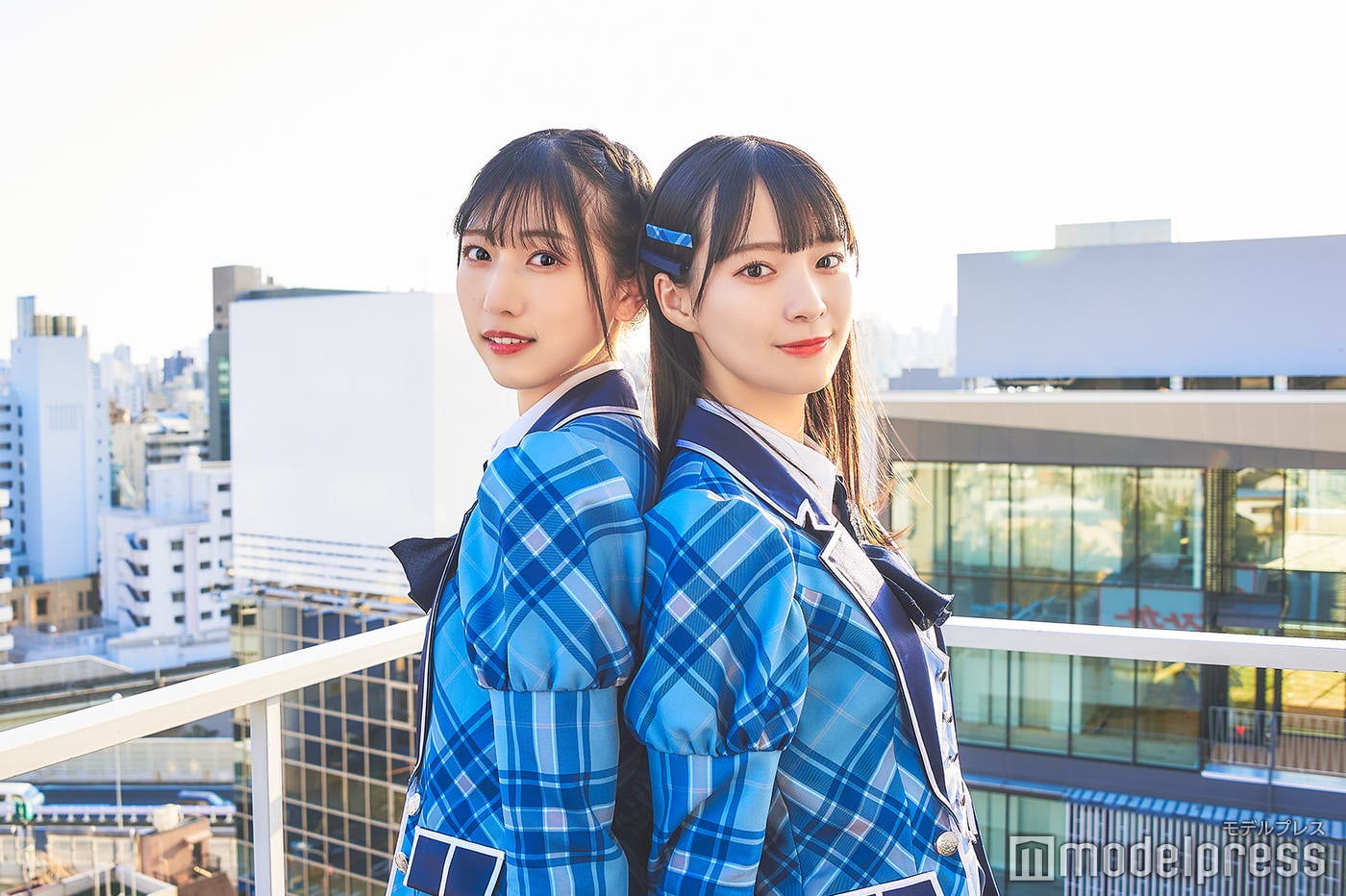 (左から)蟹沢萌子、冨田菜々風(C)モデルプレス