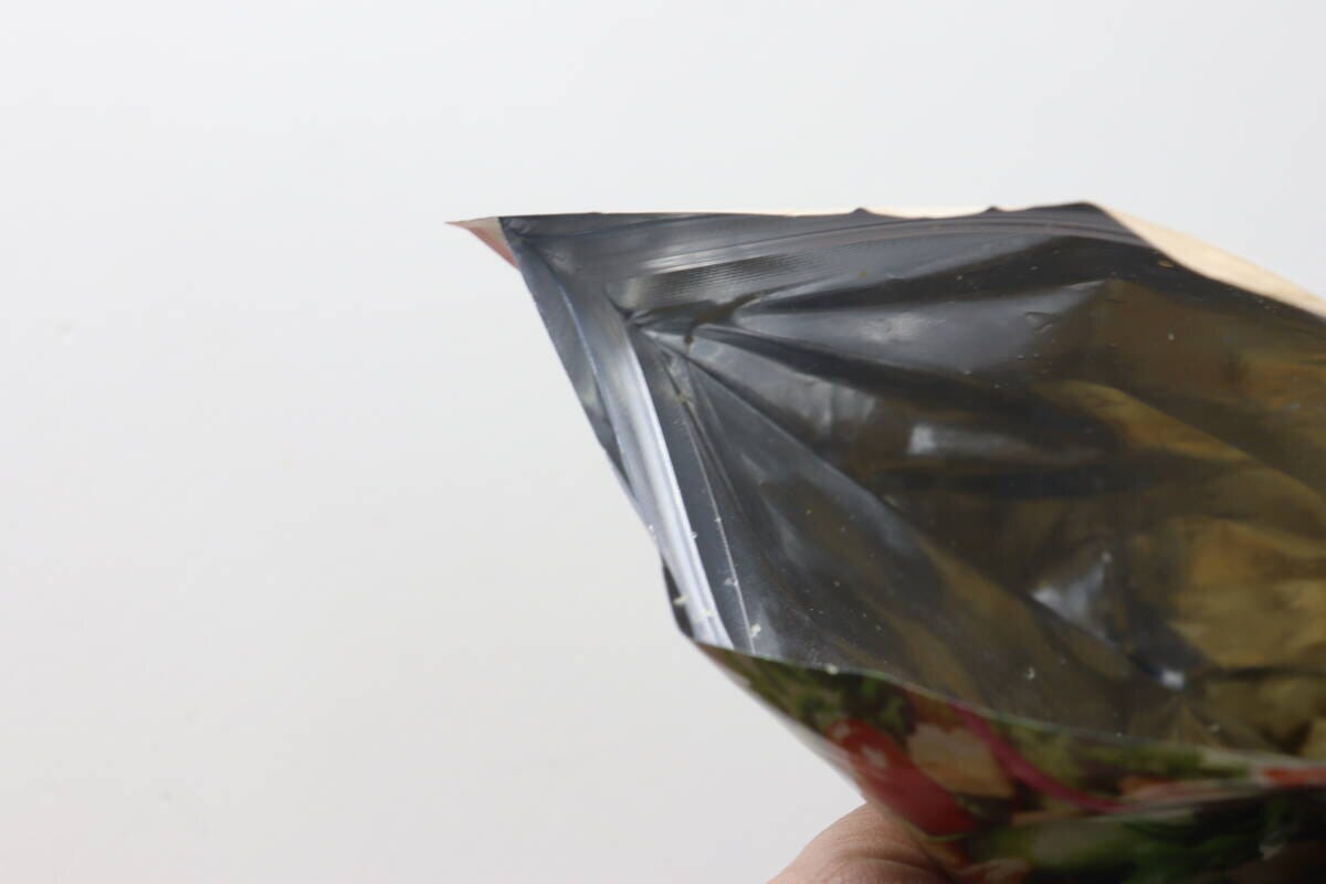 クルトンパッケージ上部のチャック部分が開いている様子 クルトンパッケージ上部のチャック部分が開いている様子