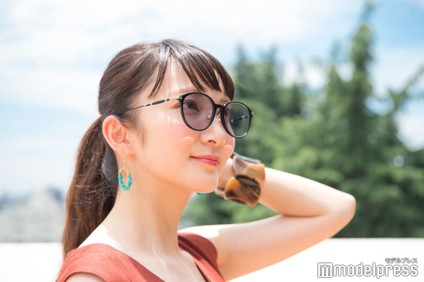 カラーレンズを入れてサングラスにするのもおすすめ(C)モデルプレス