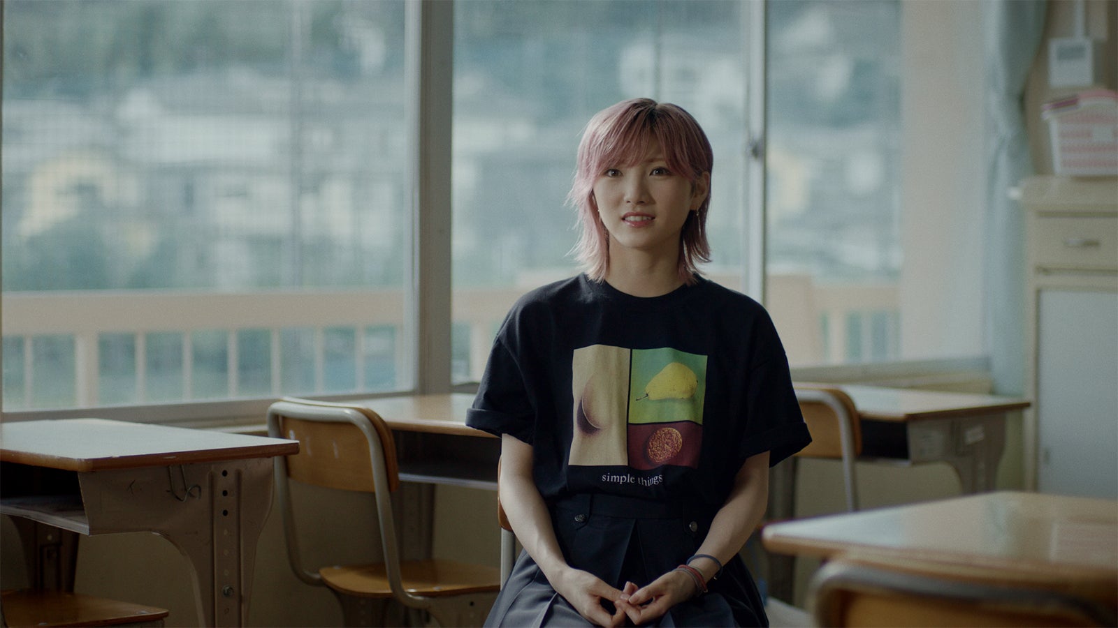 岡田奈々　AKB48 58thシングル「根も葉もRumor」MVより（C）AKB48／キングレコード