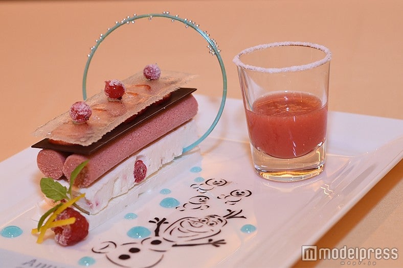 繊細な4層に重なったデザート（C）モデルプレス