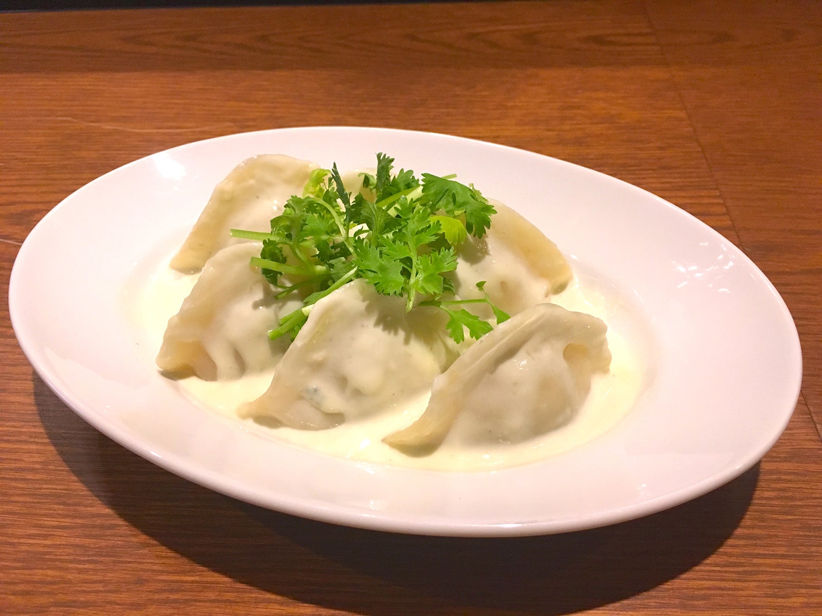 鉄板餃子酒場 ちびすけバル：ブルーチーズソースの水餃子