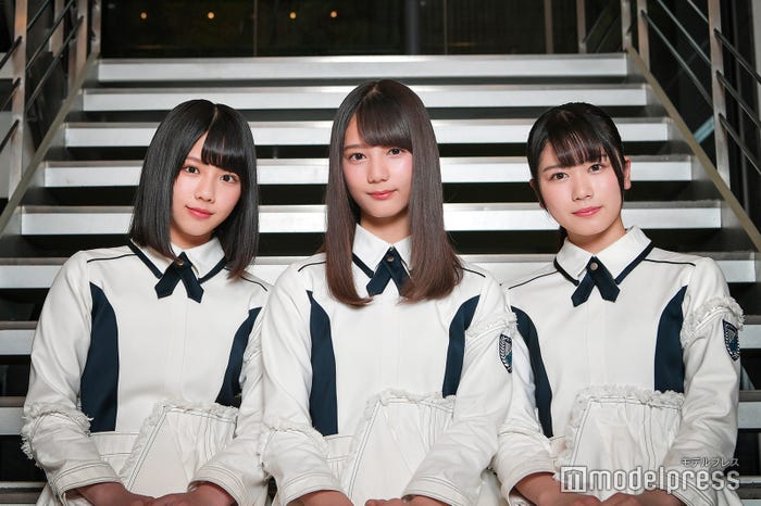 左から:渡邉美穂、小坂菜緒、丹生明里(C)モデルプレス