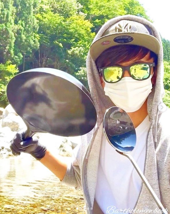 “飯テロTikToker”バーソロミュー・ブックとは？川料理動画にハマる人続出、正体と素顔に迫る