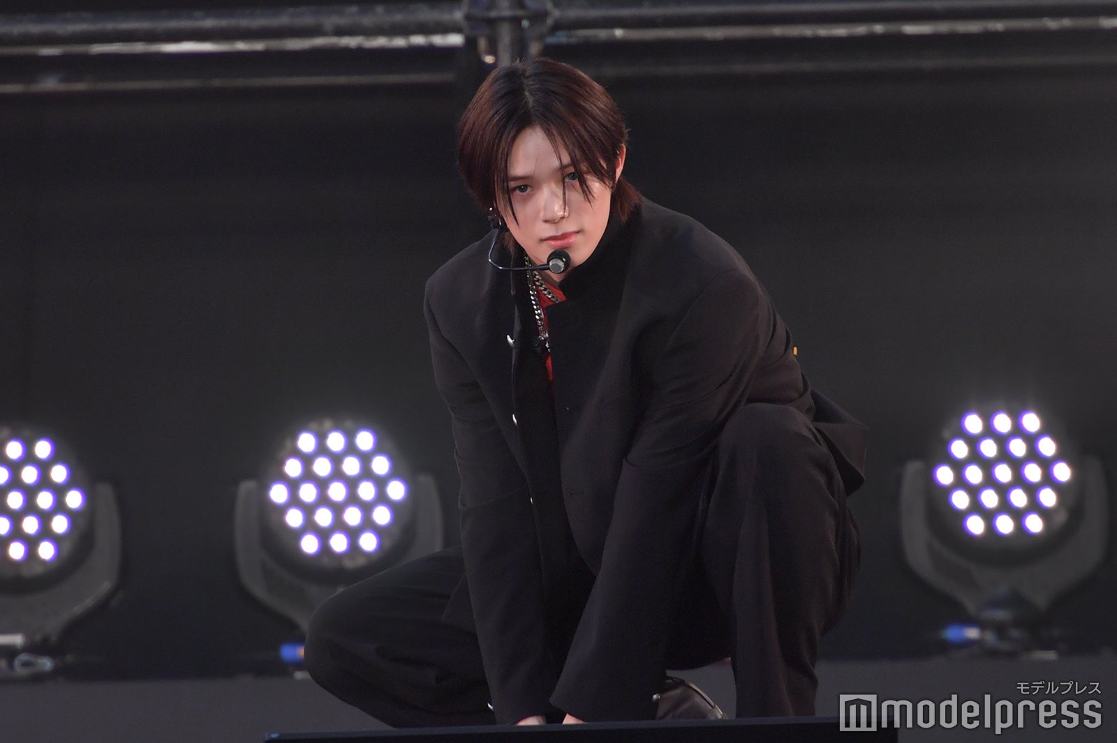 狼ポーズをするK／&TEAM（C）モデルプレス