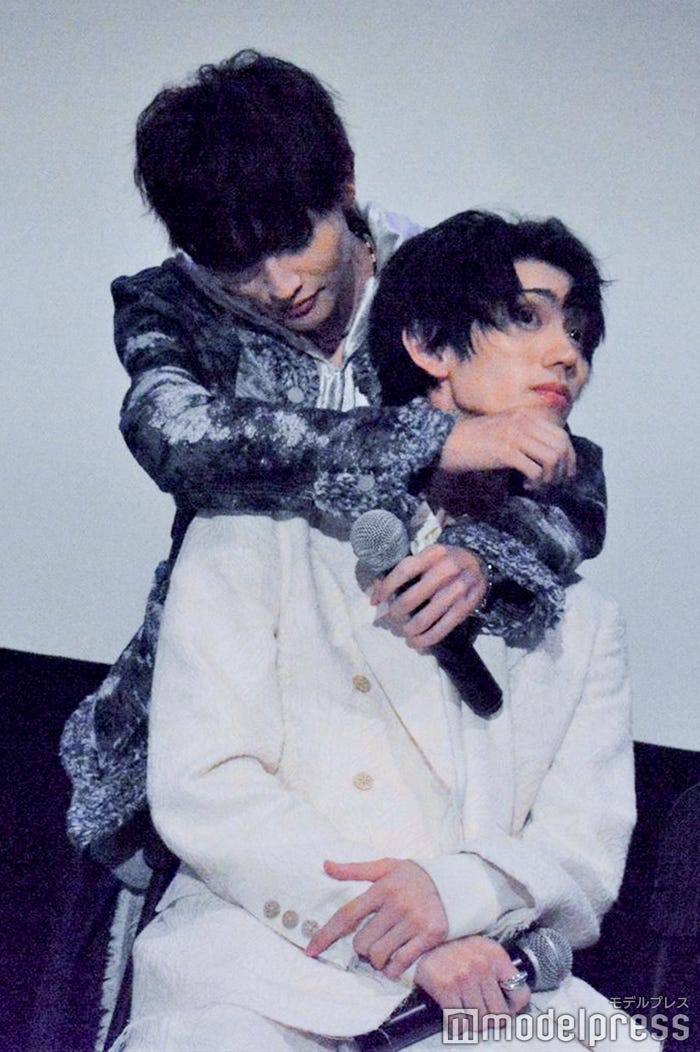 樋口幸平をバックハグする増子敦貴(C)モデルプレス