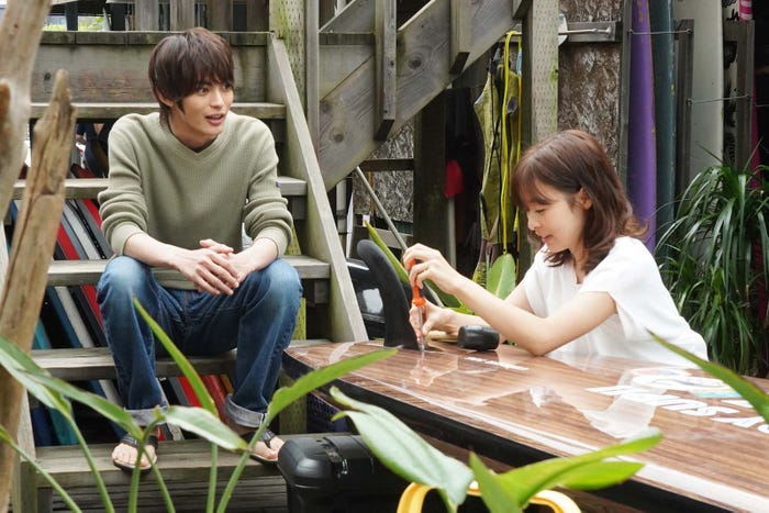 神尾楓珠、森七菜「真夏のシンデレラ」第1話より(C)フジテレビ