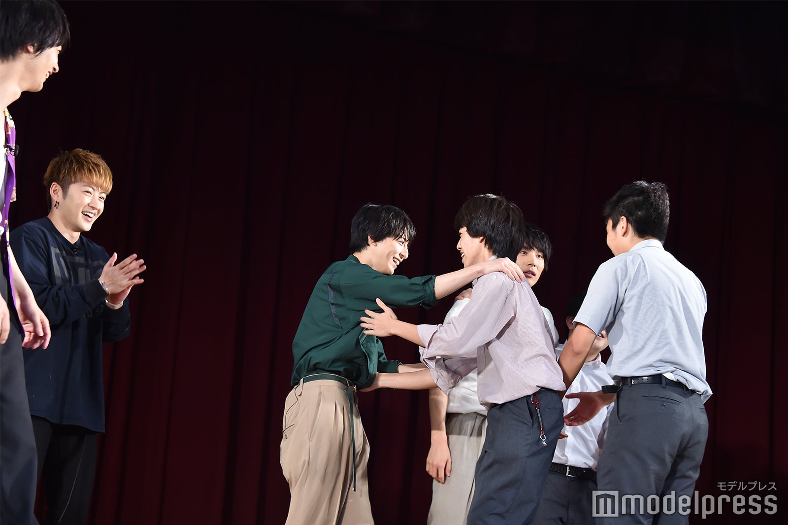 「綱引き対決」後、互いに健闘を称える （C）モデルプレス