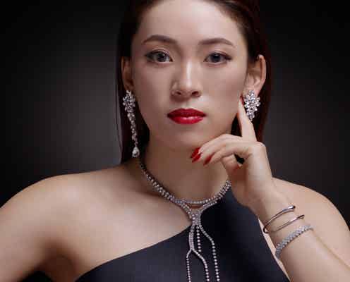 フワちゃん、驚異のメイク時間で変身 艶めく美肌際立つ黒ドレス姿披露