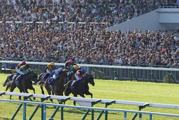 「めっちゃかわいくなってますやん」京都競馬場降臨の34歳美人女優の姿に騒然「ターフビジョン越しでもかわええなぁ」