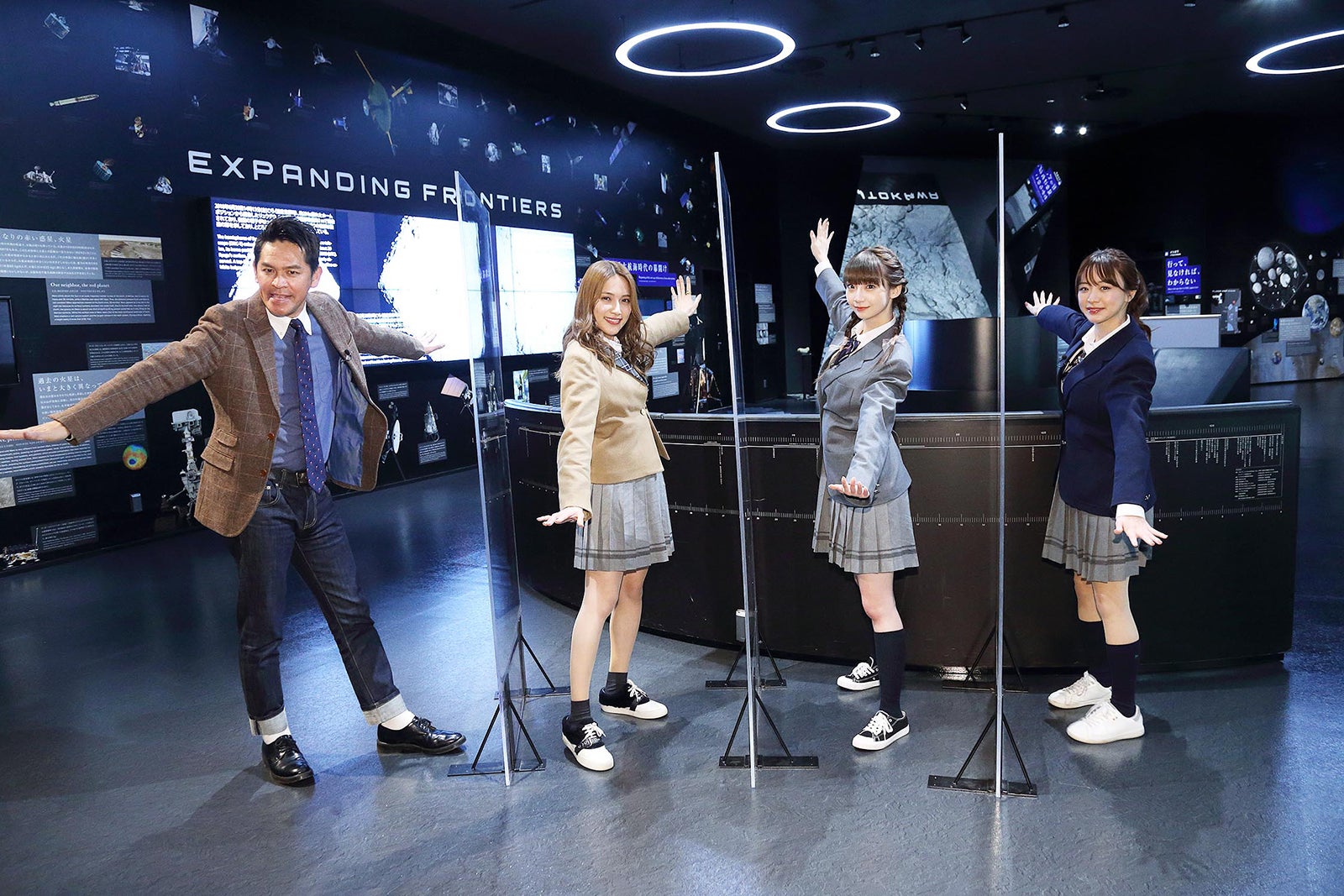 （左から）岡田圭右（ますだおかだ）、入山杏奈（AKB48）、荻野由佳（NGT48）、森香澄アナウンサー（C）テレビ東京