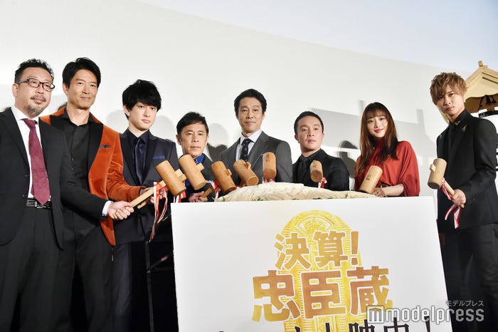 (左から)中村義洋監督、寺脇康文、横山裕、岡村隆史、堤真一、濱田岳、石原さとみ、橋本良亮(C)モデルプレス