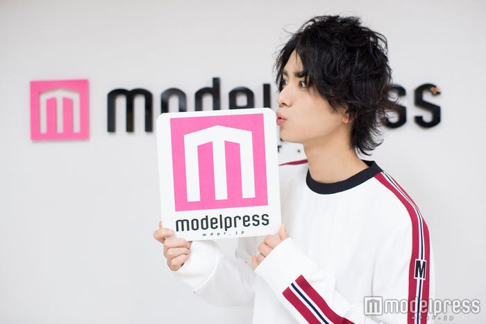 黒羽麻璃央(C)モデルプレス
