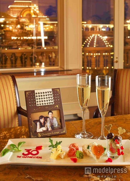 ディズニーランドホテル、記念日向け特別メニュー発表